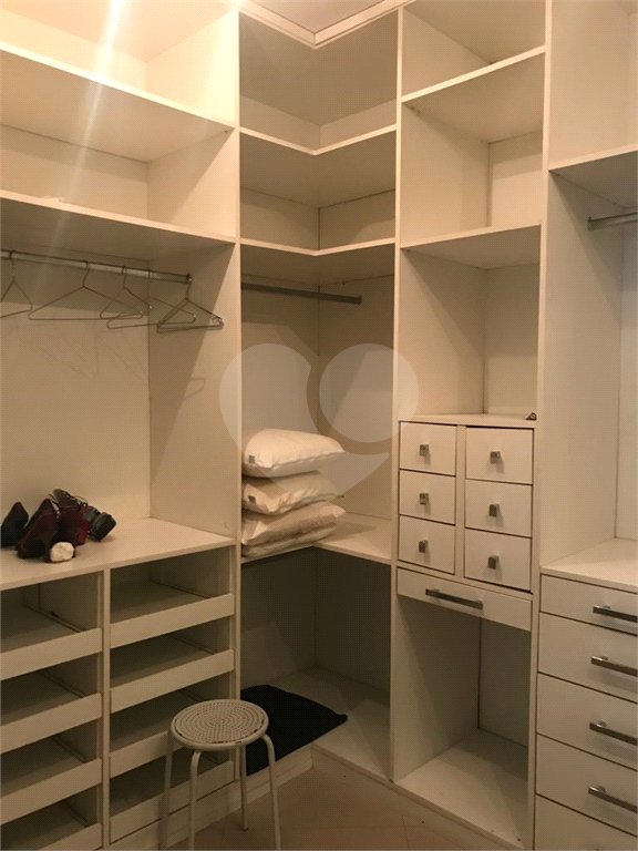 Casa à venda com 5 quartos, sendo 3 suítes, no condomínio Mansões da Prata, Rio de Janeiro - RJ