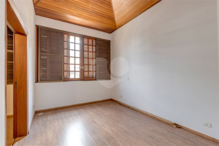 Casa à venda com 5 quartos, sendo 3 suítes, no condomínio Granja do Morumbi, São Paulo - SP