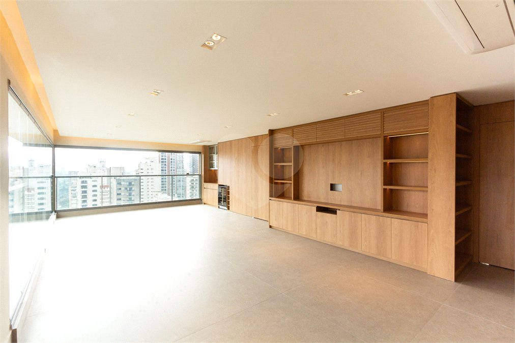 Apartamento à venda ou para alugar com 3 suítes em Moema, São Paulo, SP