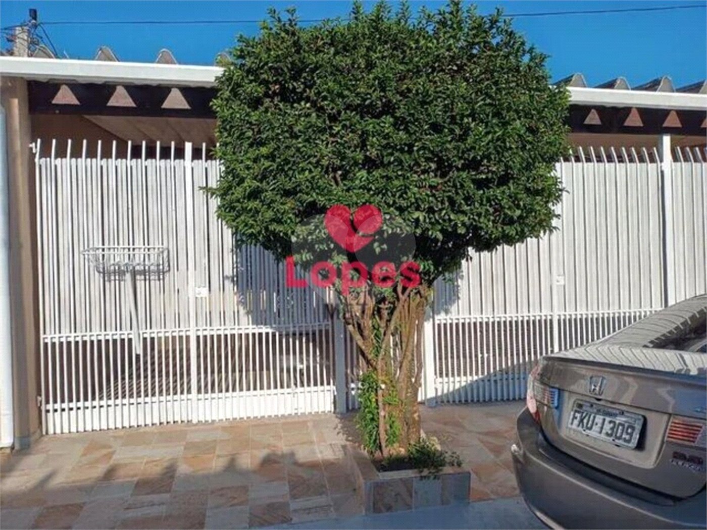 CASA A VENDA NO BAIRRO JARDIM JARÁGUA, 5 DORMITORIOS, 3 BANHEIROS, 3 VAGAS, 198m², TAUBATÉ/SP.