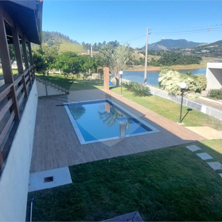 Casa à venda com 3 suítes no condomínio Riviera dos Pássaros, Joanópolis - SP