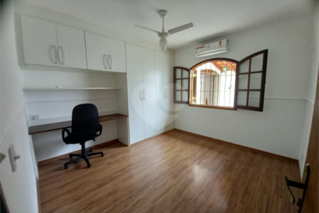 Casa à venda com 4 quartos, sendo 1 suíte,  em Vila Oliveira, Mogi das Cruzes, SP