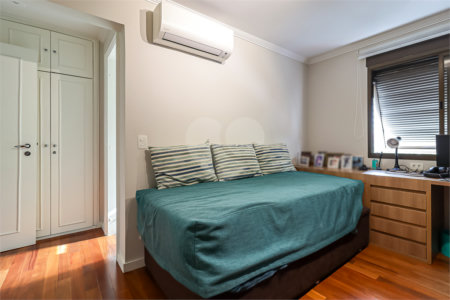 Apartamento à venda com 4 quartos, sendo 2 suítes, em Moema, São Paulo, SP