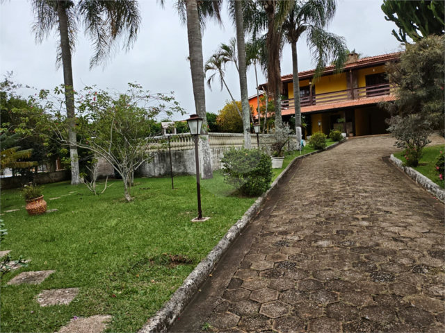 Casa à venda com 4 quartos, sendo 2 suítes,  em Country Residencial Felix, Bom Jesus dos Perdões, SP