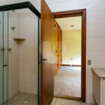 Casa à venda com 5 quartos, sendo 3 suítes, no condomínio Chácara Flora, São Paulo - SP