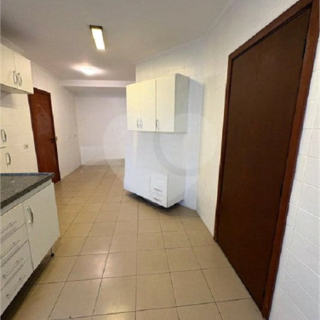 Apartamento à venda com 3 quartos, sendo 2 suítes, em Moema, São Paulo, SP