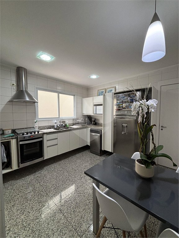 Casa à venda com 4 quartos, sendo 3 suítes, no condomínio Vila Carmel, São Paulo - SP