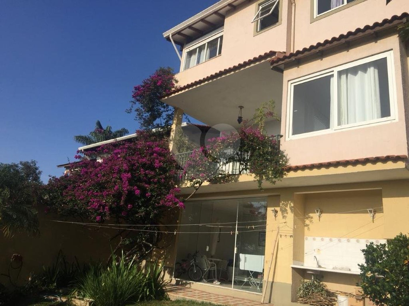 Casa à venda com 5 quartos, sendo 4 suítes, no condomínio Jardim Vitória Régia, São Paulo - SP