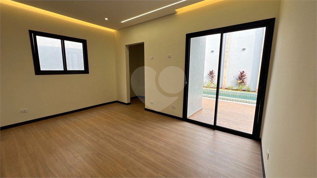 Casa à venda com 3 quartos, sendo 1 suíte, no condomínio Veneza, Mogi das Cruzes - SP