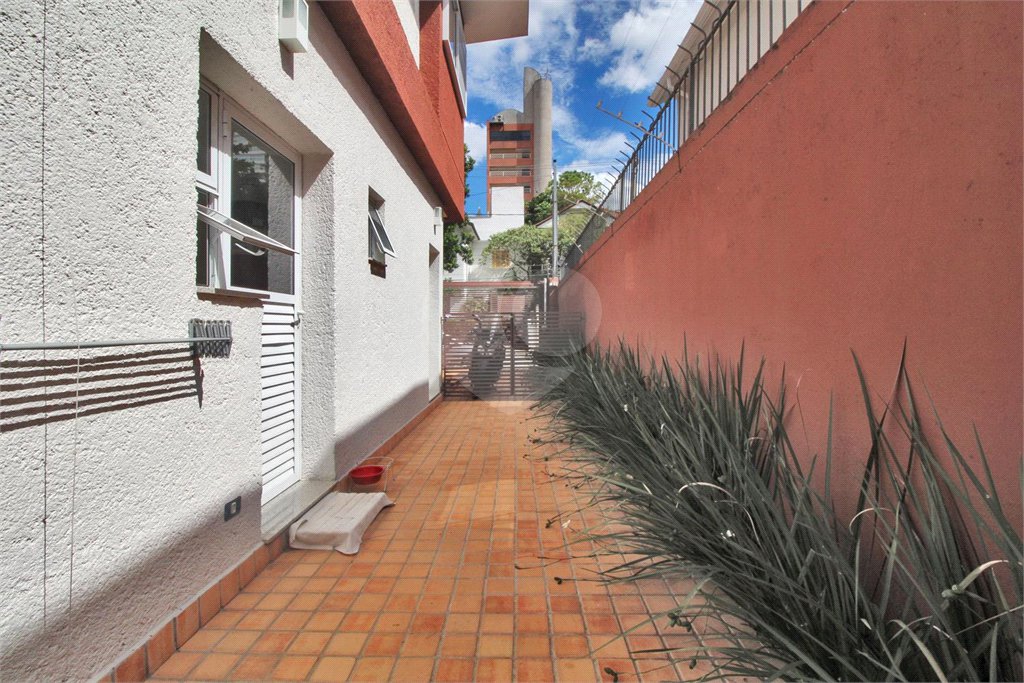 Casa à venda com 3 quartos, sendo 1 suíte, em Vila Mariana, São Paulo, SP