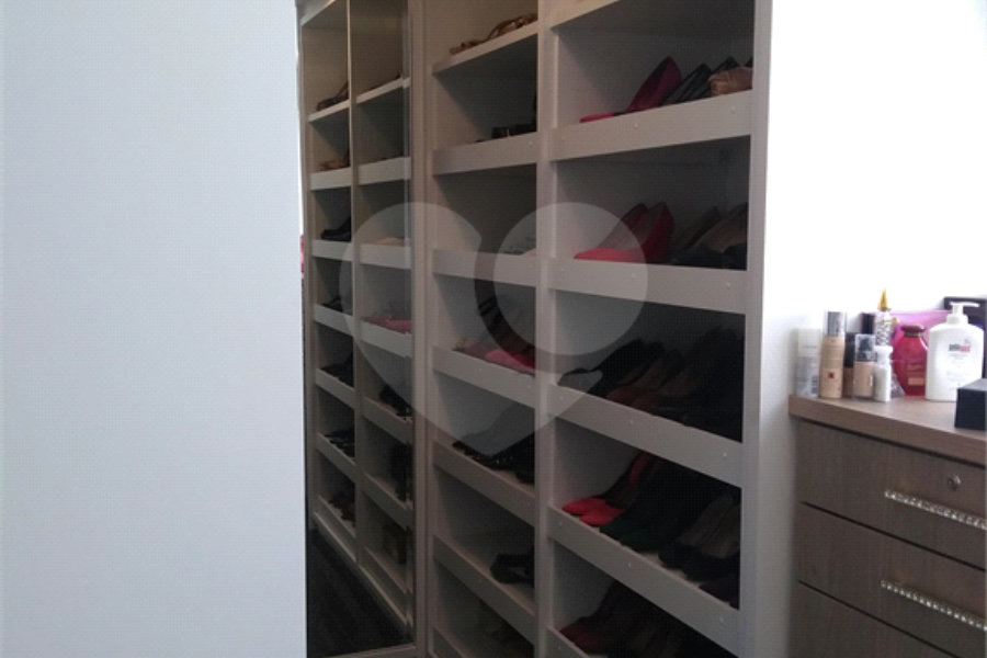 Sobrado à venda com 4 quartos, sendo 3 suítes,  em Horto, São Paulo, SP