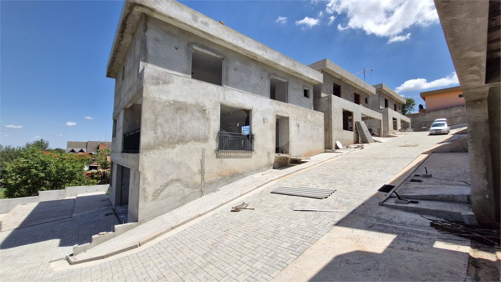 Casa à venda com 4 quartos, sendo 2 suítes, no condomínio Jaboticabeiras, Atibaia - SP