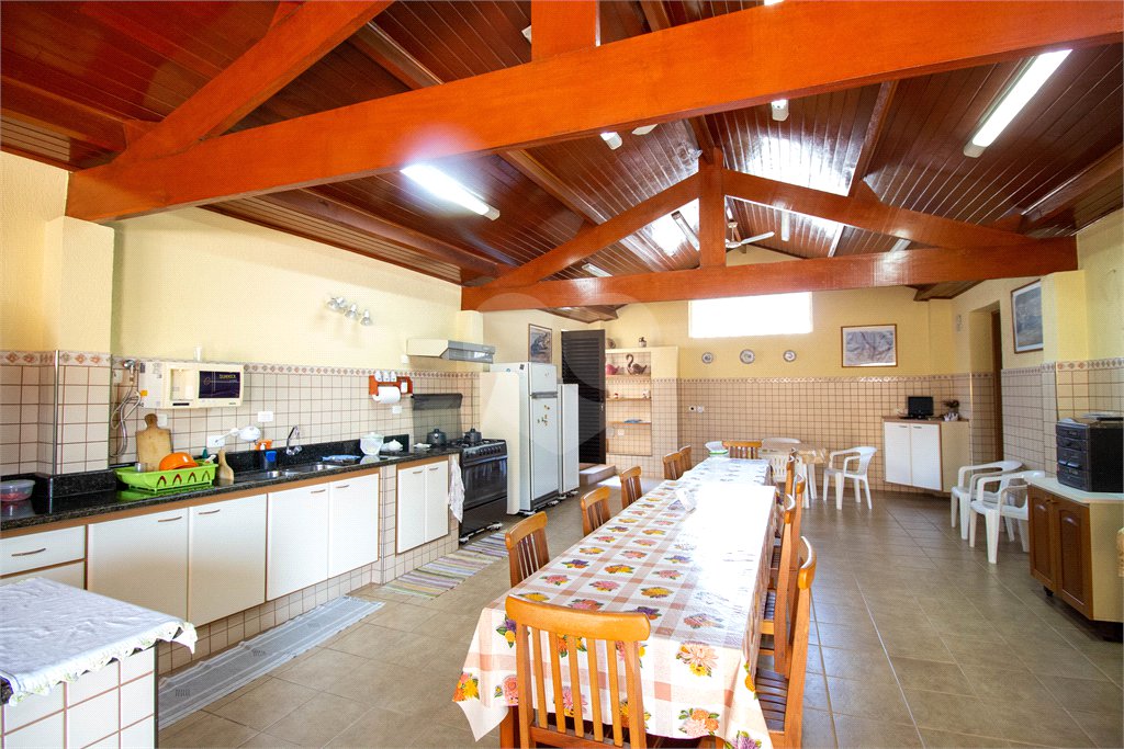 Sobrado à venda com 5 quartos, sendo 3 suítes, no Centro, São Roque, SP