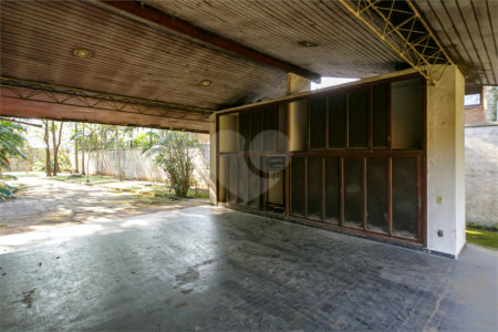 Casa à venda com 5 quartos, sendo 3 suítes, no condomínio Chácara Flora, São Paulo - SP