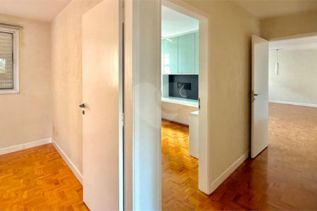 Apartamento à venda com 3 quartos, sendo 1 suíte,  em Moema, São Paulo, SP