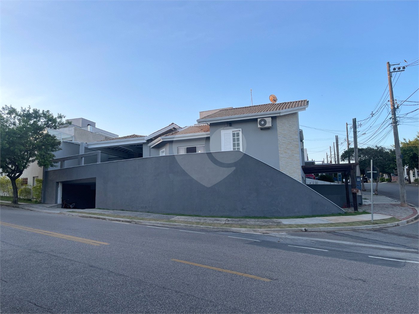 Casa à venda com 4 quartos, sendo 1 suíte, no condomínio Horto Florestal II, Sorocaba - SP