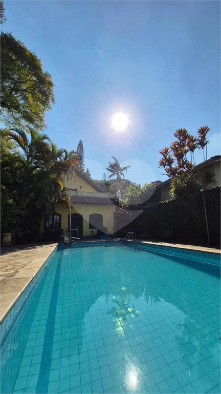 Casa com Piscina, Sauna e Edícula em Rua Arborizada no Tremembé