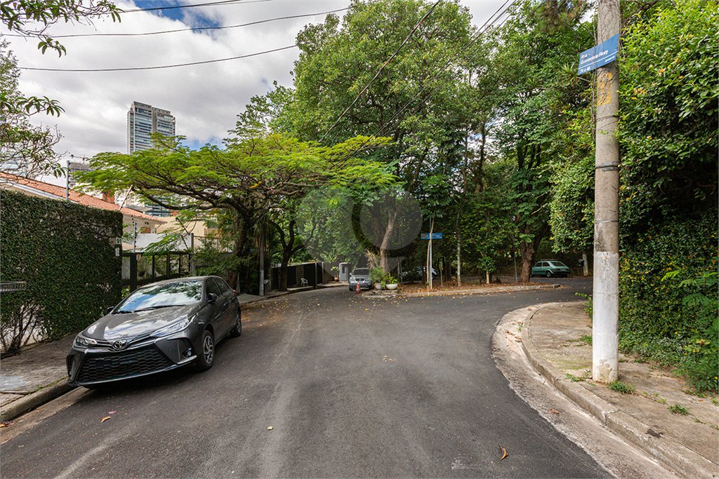 Sobrado à venda com 4 quartos, sendo 2 suítes,  em Vila Madalena, São Paulo, SP