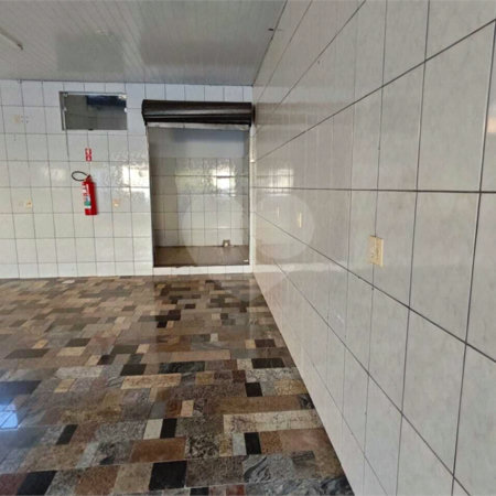 ?Oportunidade Única em São Carlos: Salão Comercial + Casa Independente nos Fundos – Ideal para Investidores!