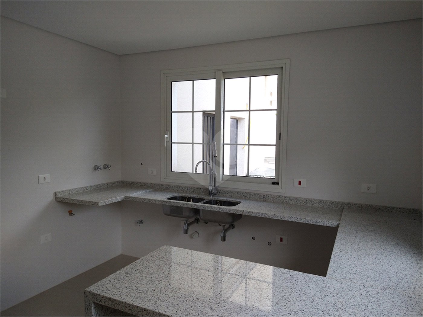 Condomínio de casas de alto padrão em estilo Neoclássico Francês