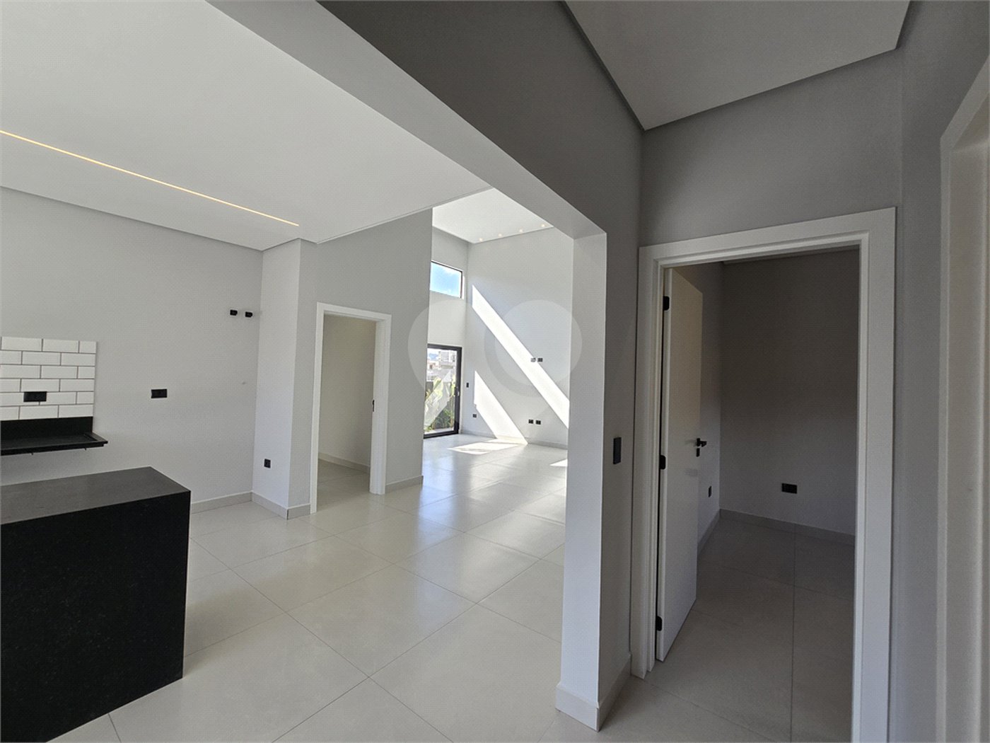 Maravilhosa Casa térrea em condomínio fechado no Portal Lamis, com 3 suítes, piscina privativa e persianas elétricas em excelente condomínio com salão de festas, piscina, quadras de tênis, beach tênis e campo de futebol. Vista cinematográfica da Pedra Grande.