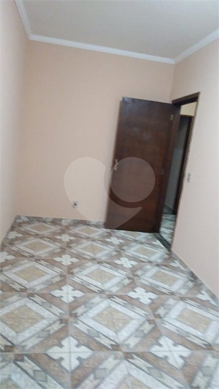 Casa Térrea com 3 dormitórios, sendo 1 suíte.