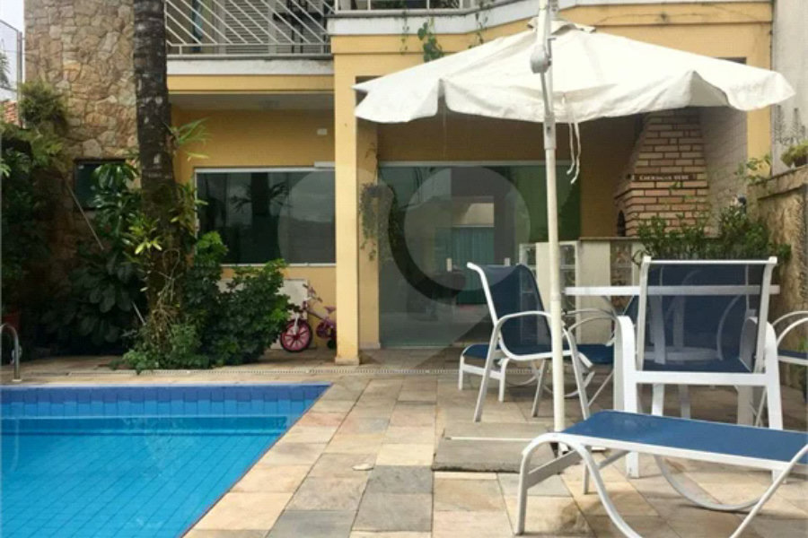 Sobrado próximo ao Metrô Parada Inglesa com piscina