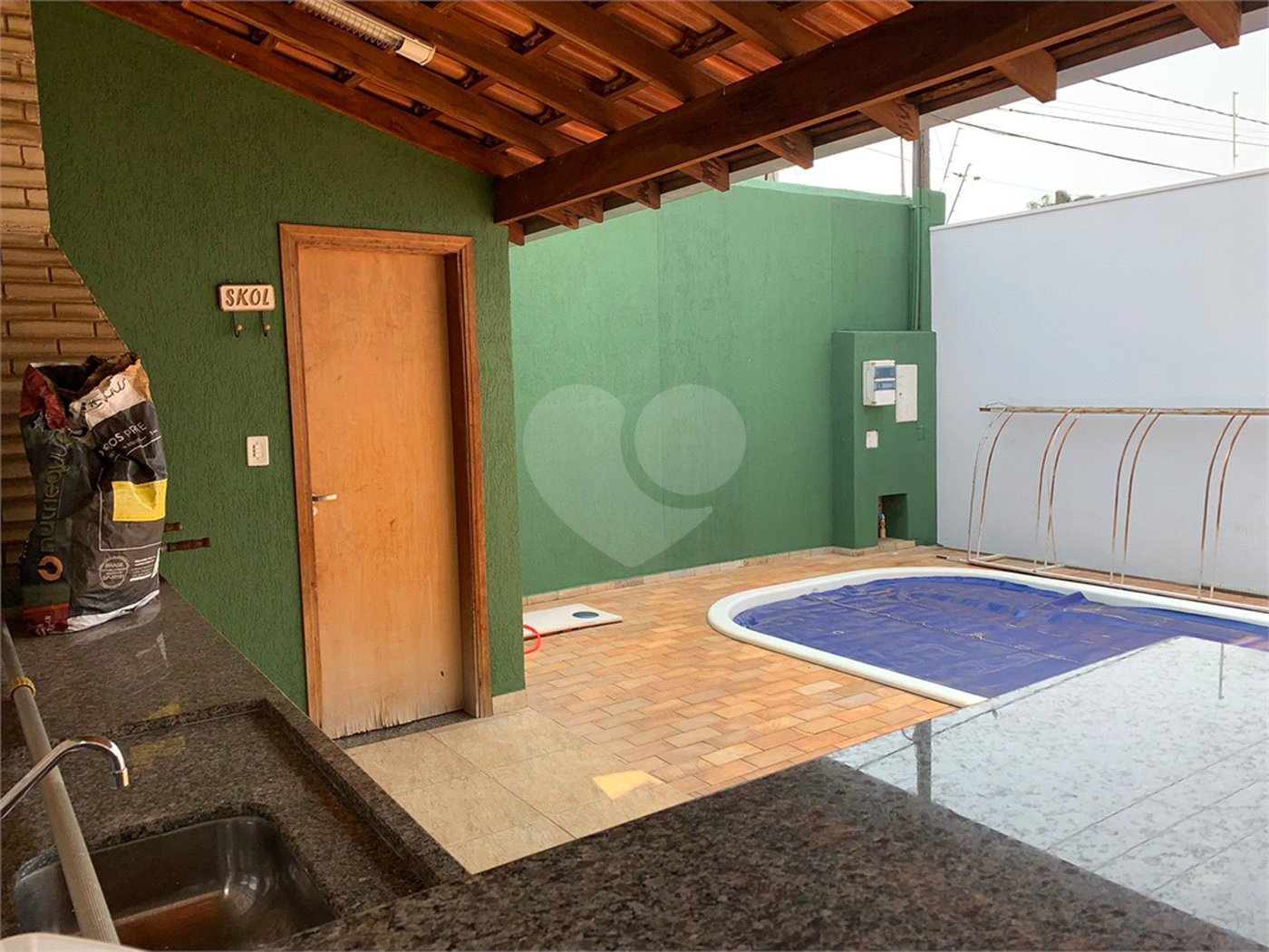 Casa térrea com 3 suítes.