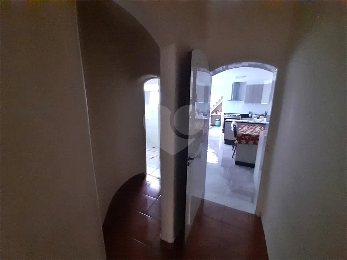 Casa térrea em rua fechada