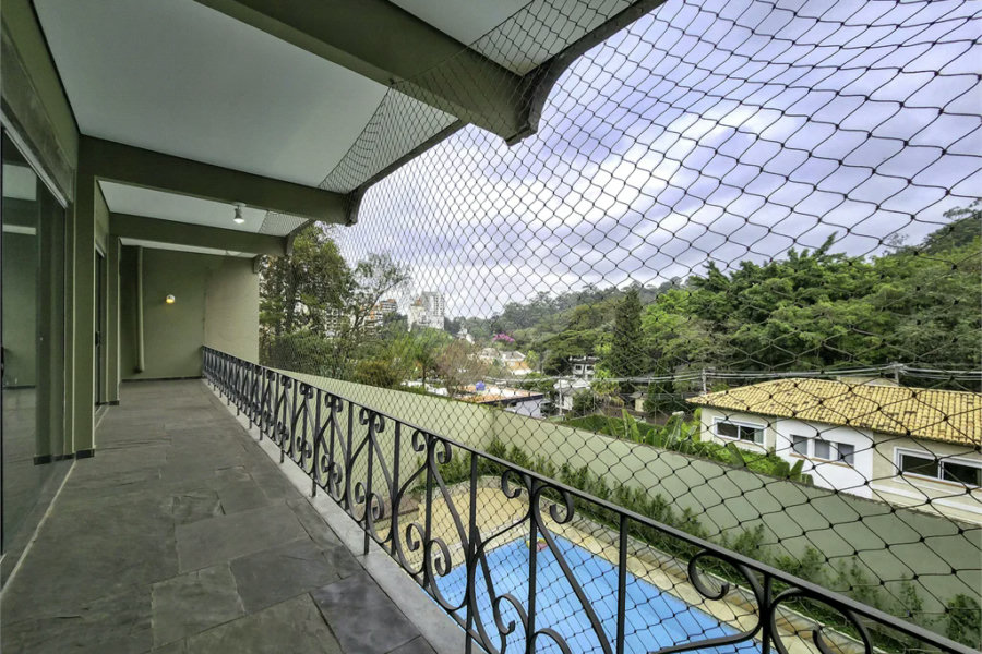 CASA EM RUA FECHADA NA REGIÃO DO MORUMBI / REGIÃO DO CLUBE PAINEIRAS