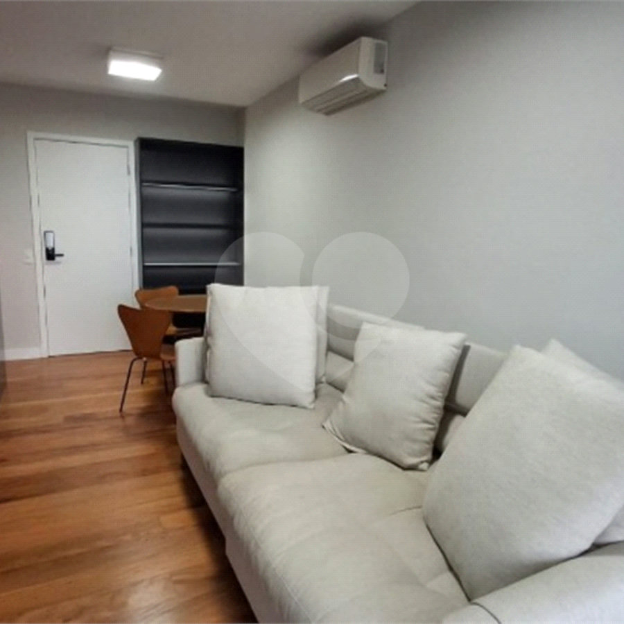 Apartamento com dois dormitórios sendo um climatizado, com duas vagas de garagem.