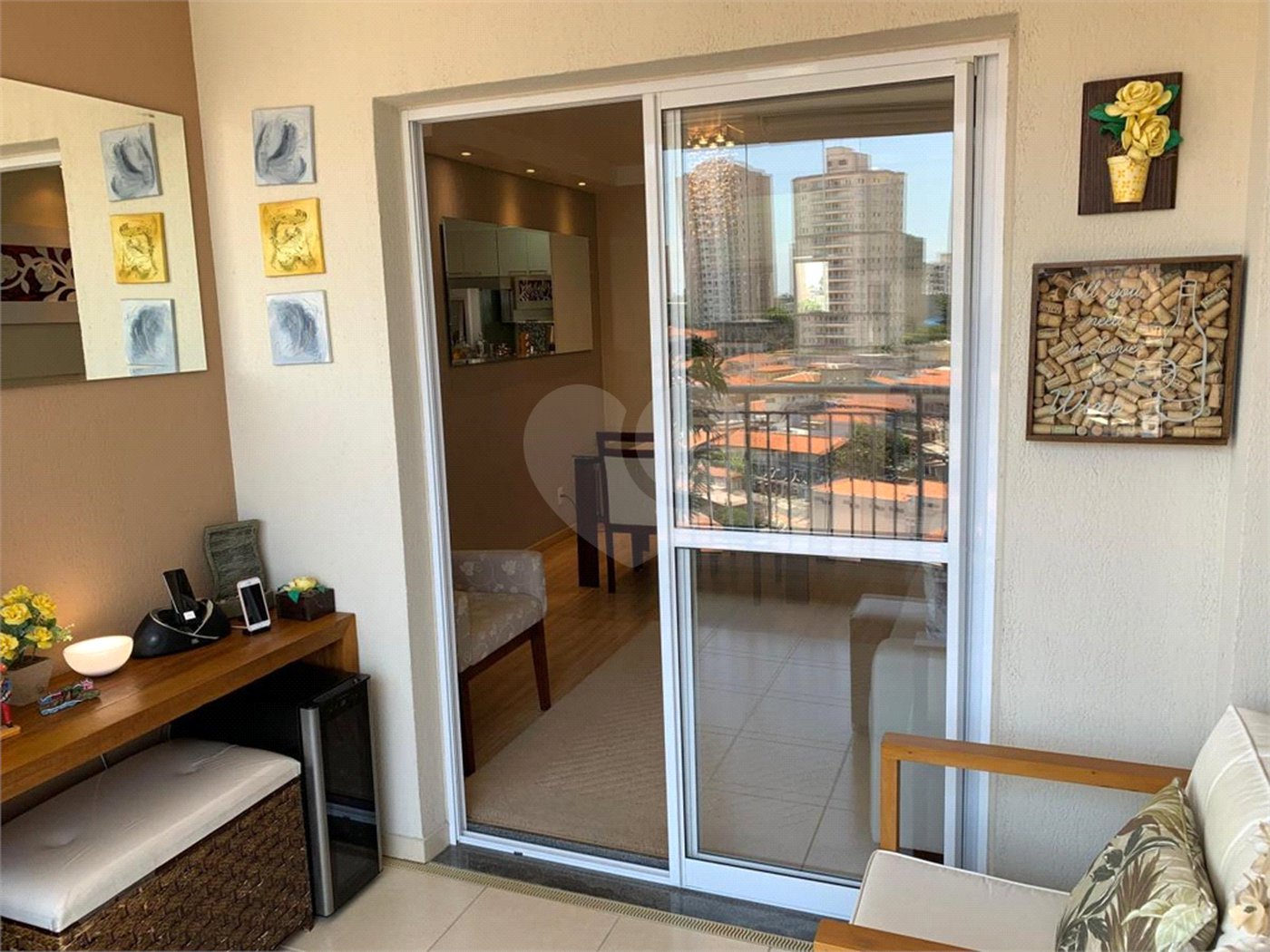 Apartamento de 70m2 com 3 dorms, 2 banheiros, 1 suíte, 1 vaga. Estuda permuta.