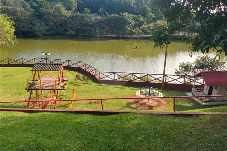 Sobrado à venda com 4 quartos, sendo 3 suítes, em Serra da Cantareira, Mairiporã, SP