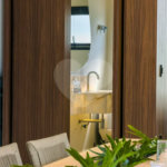 Indaiatuba - Condominio Villa Sapezal - 318 m² de Terreno - 230 m² de Área Construída - 3 suítes, sendo 1 Master com closet planejado - Sala de TV - Sala de estar integrada à Sala de jantar - Cozinha com móveis planejados - Despensa - Escritório planejado - Lavabo - Piscina com preparação para aquec