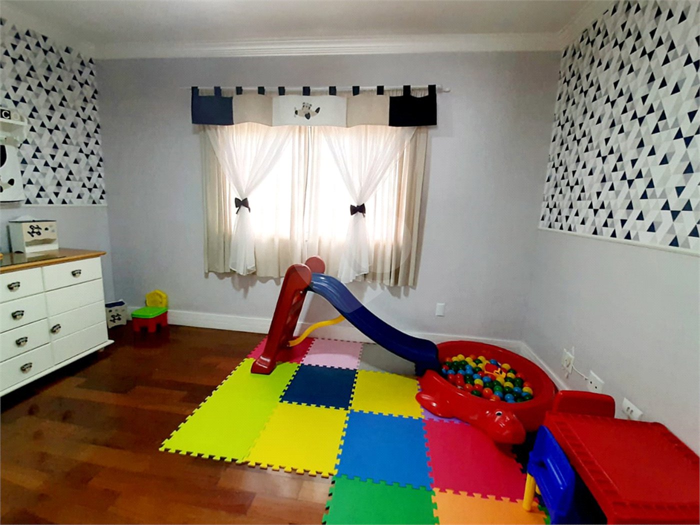 Sobrado à venda com 4 quartos, sendo 3 suítes, em Tremembé, São Paulo, SP