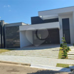 Casa à venda com 3 suítes no condomínio Shambala III, Atibaia - SP
