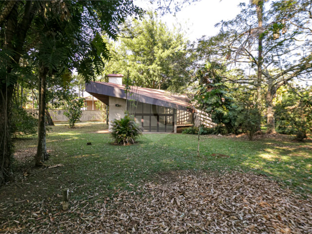 Casa à venda com 5 quartos, sendo 3 suítes,  no condomínio Chácara Flora, São Paulo - SP