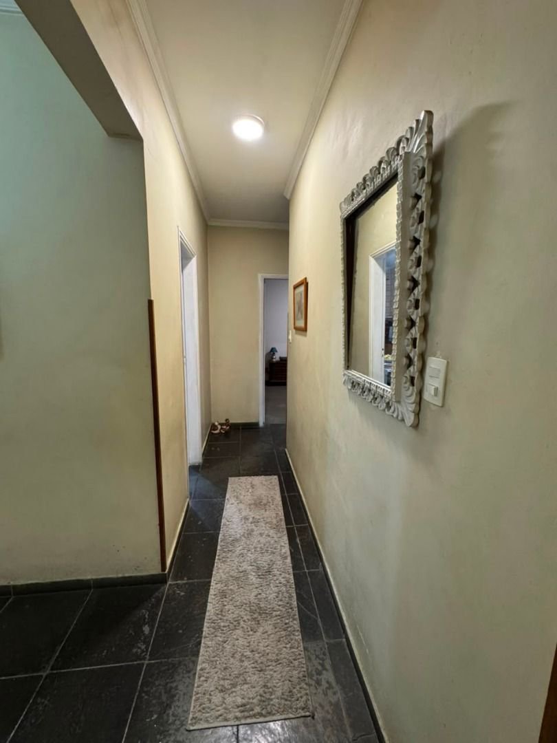 Apartamento com 2 dormitórios e suíte + dependência de serviço completa na Ponta da Praia – Localização privilegiada próximo à Praça Dino Bueno