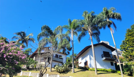 Casa à venda com 3 quartos, sendo 1 suíte, no condomínio Alpes da Cantareira, Mairiporã - SP