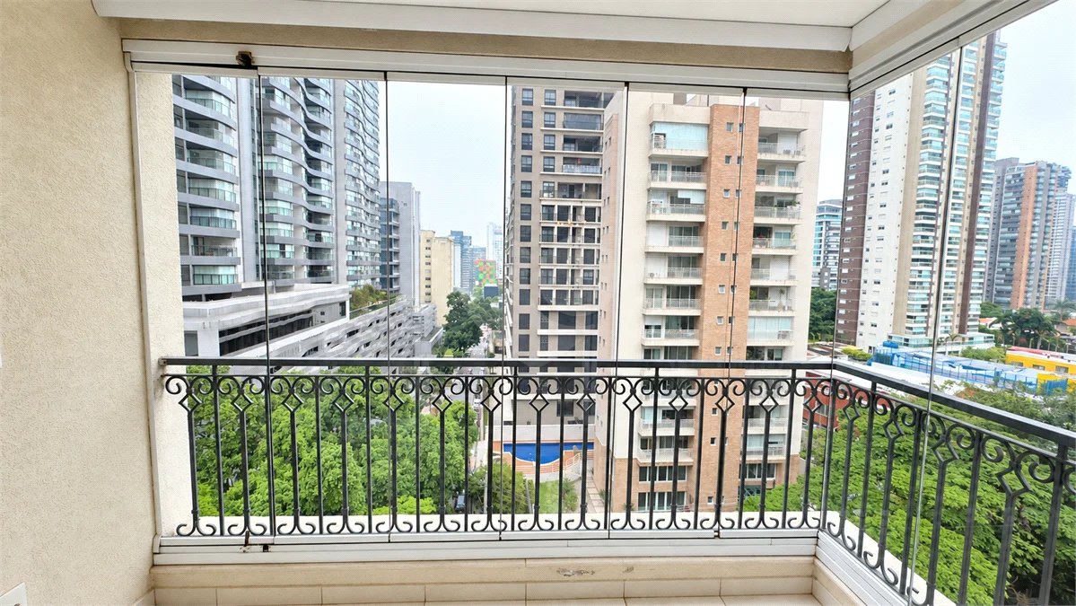 Apartamento à venda com 3 quartos, sendo 1 suíte, em Jardim das Acácias, São Paulo, SP