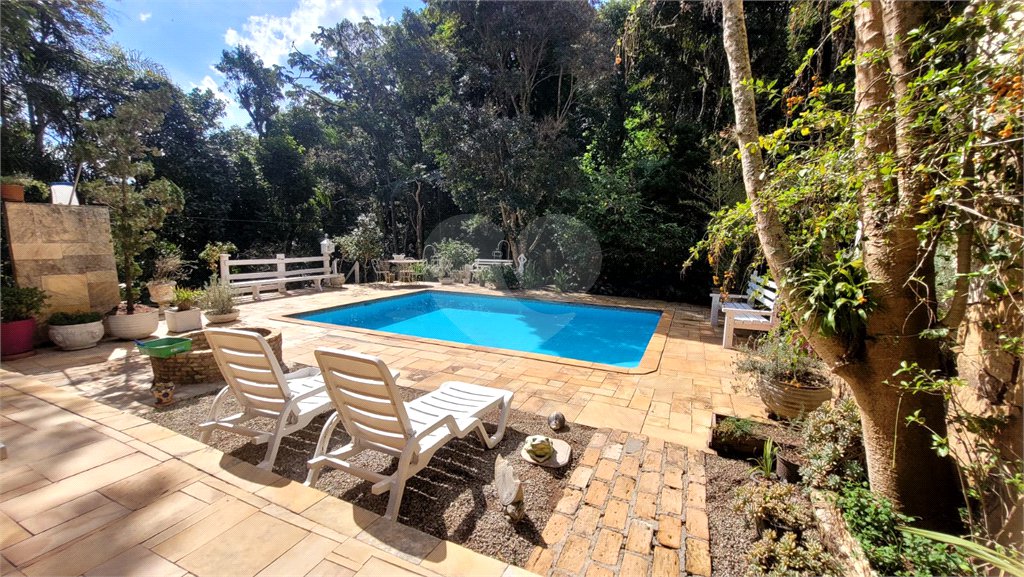 Casa à venda ou para alugar com 4 quartos, sendo 3 suítes, no condomínio Associação Reserva das Hortênsias, Mairiporã - SP