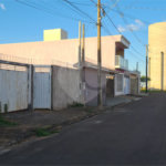 Terreno murado com portão e concertina no Jardim Embaré,