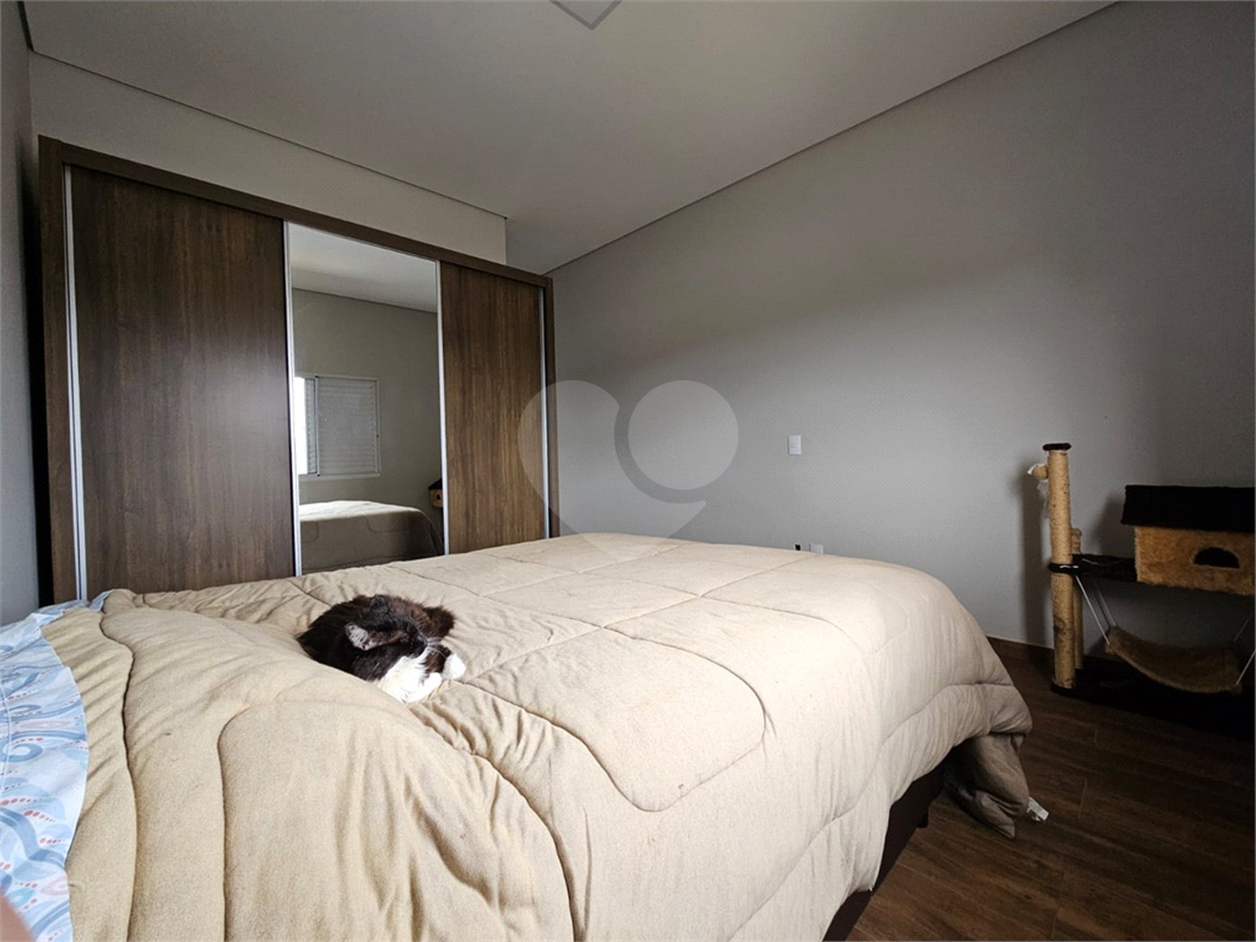 Casa à venda com 4 quartos, sendo 1 suíte,  no condomínio Jardim Shangri-lá, Atibaia - SP