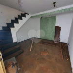 Casa térrea com 5 dormitórios, sendo 2 suítes.