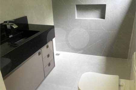 Casa à venda com 4 suítes no condomínio Figueira Garden, Atibaia - SP