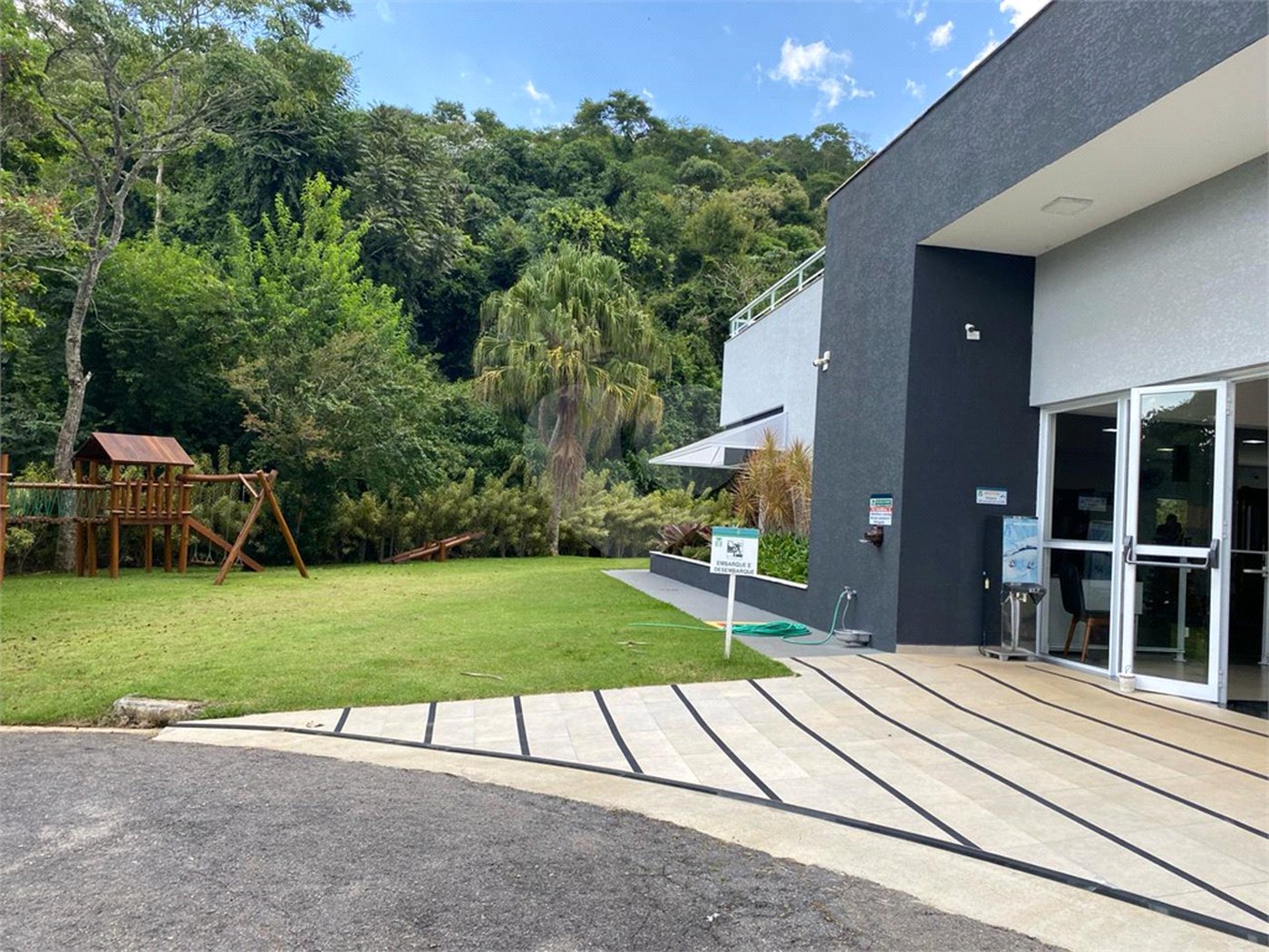 Casa à venda com 4 quartos, sendo 3 suítes,  no condomínio Jardim das Palmeiras, Bragança Paulista - SP