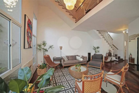 Casa à venda ou para alugar com 5 quartos, sendo 3 suítes, no condomínio Villa Florida, São Paulo - SP