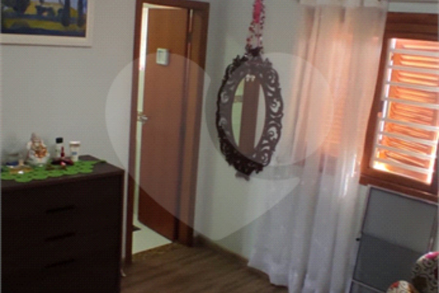 Casa à venda com 3 quartos, sendo 1 suíte,  no condomínio Residencial Vila Irmãos Arnoni, São Paulo - SP