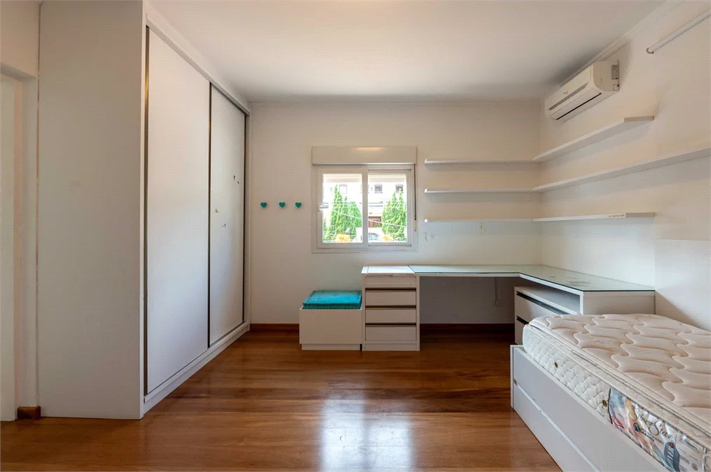 Casa à venda com 6 quartos, sendo 4 suítes,  em Morumbi, São Paulo, SP