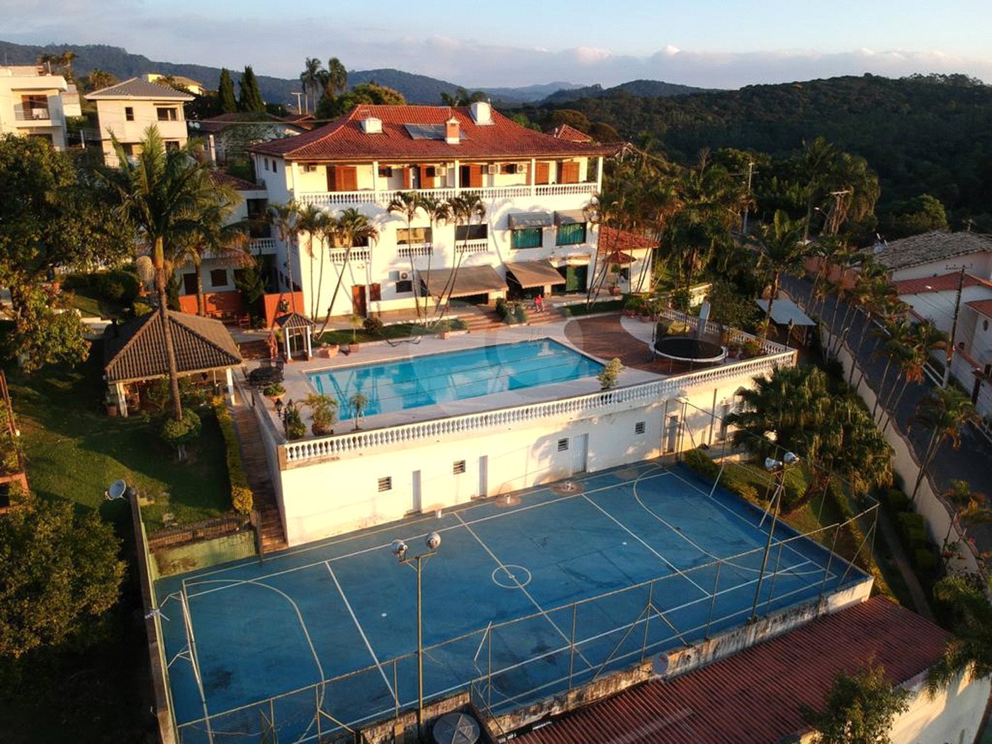 Casa à venda com 8 quartos, sendo 5 suítes, em Serra da Cantareira, Mairiporã, SP